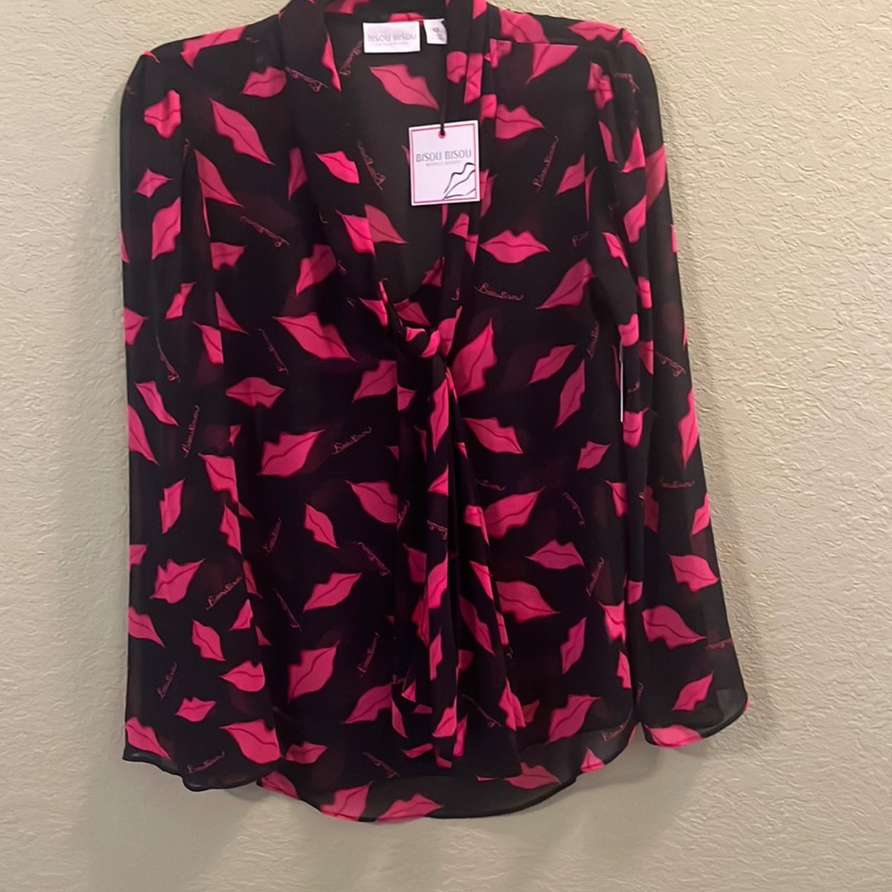 Formal shirt with pink lips print